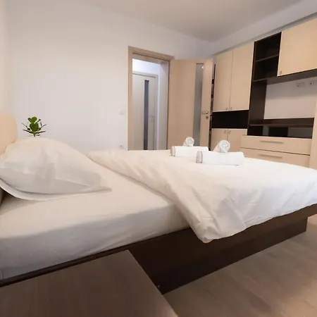 The Mews - Central Apartment Near Afi Mall-3